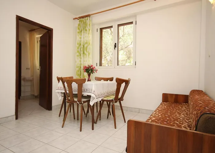 6857a Apartament *